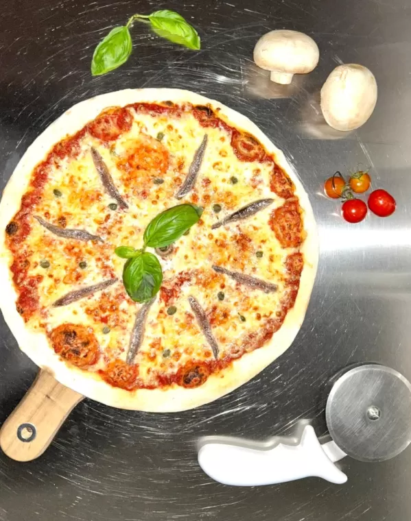 Pizza traditionnelle italienne base tomate à Narbonne, Narbonne, Ceva Pizza