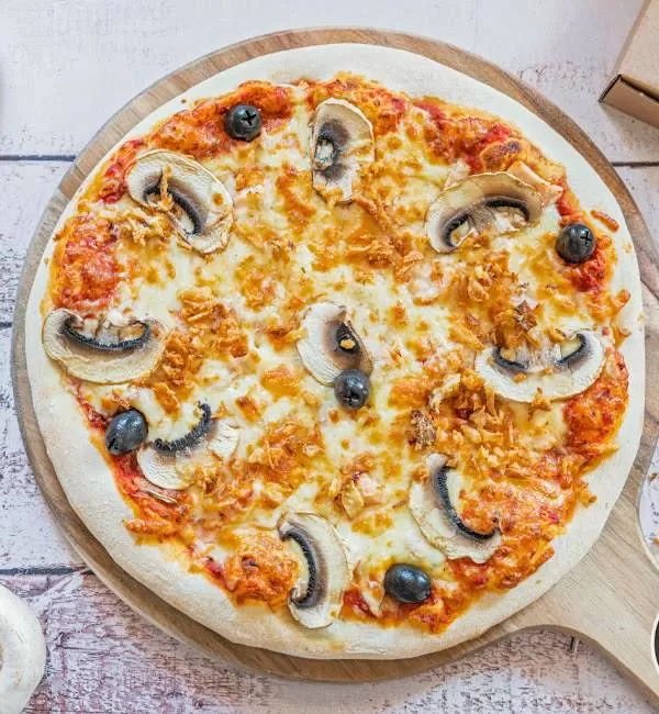 Pizza Régina traditionnelle à Narbonne, Narbonne, Ceva Pizza