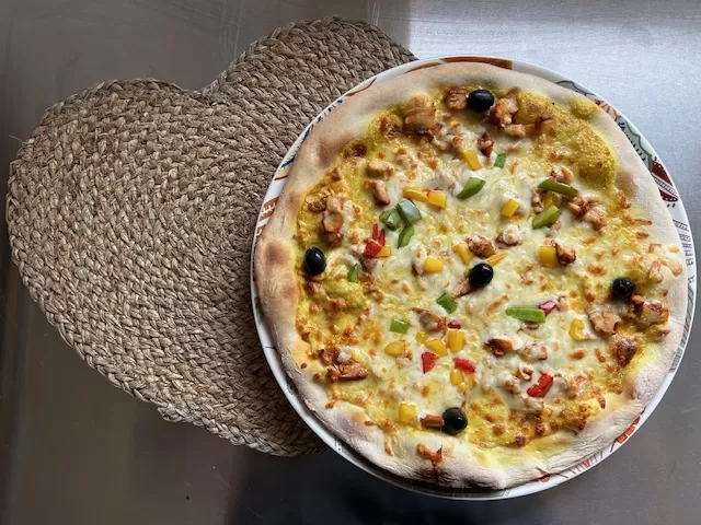 Nouvelle pizza poulet curry à la carte dans votre pizzeria à Narbonne , Narbonne, Ceva Pizza